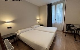 Pensión Begoña - centro ciudad Bilbao Room photo